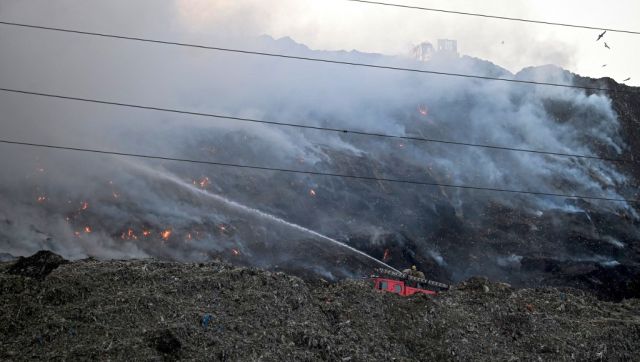 दिल्ली के गाजीपुर में तीन दिन से कूड़ा पहाड़ में आग, क्या चल रहा है और कैसे उठाई सियासी बदबू