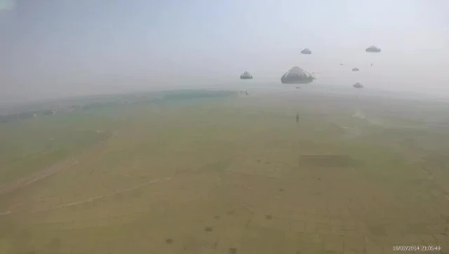 सिलीगुड़ी कॉरिडोर के पास हवाई अभ्यास करते भारतीय सेना के पैराट्रूपर्स का साहसी वीडियो