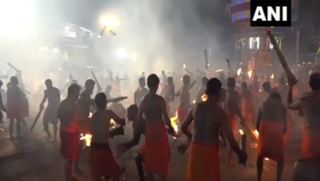 कर्नाटक में, ‘अग्नि खेली’ उत्सव में भक्त एक-दूसरे पर आग लगाते हैं;  यहां वीडियो देखें
