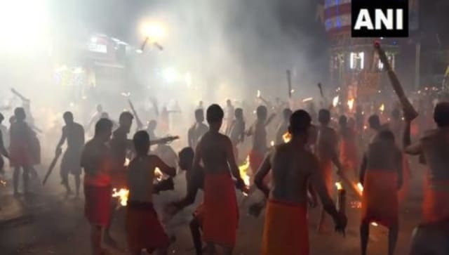 देखो |  कर्नाटक में, 'अग्नि खेली' उत्सव में भक्त एक-दूसरे पर आग लगाते हैं;  यहां वीडियो देखें
