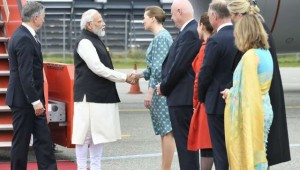 एक विशेष संकेत के रूप में, डेनिश पीएम मेटे फ्रेडरिकसेन ने हवाई अड्डे पर प्रधान मंत्री नरेंद्र मोदी का स्वागत किया।  ट्विटर/@narendramodi