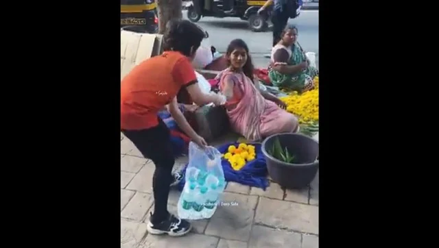 चिलचिलाती गर्मी के बीच सड़क किनारे दुकानदारों को पानी की बोतलें देता छोटा लड़का;  दिल दहला देने वाला वीडियो वायरल