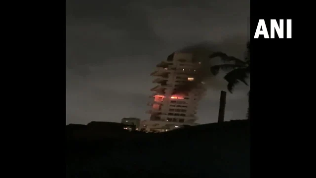शाहरुख के मुंबई बंगले मन्नत के पास रिहायशी इमारत में लगी आग;  किसी के हताहत होने की सूचना नहीं