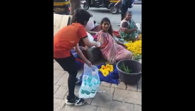 देखें: चिलचिलाती गर्मी के बीच सड़क किनारे दुकानदारों को पानी की बोतलें देता छोटा लड़का;  दिल दहला देने वाला वीडियो वायरल
