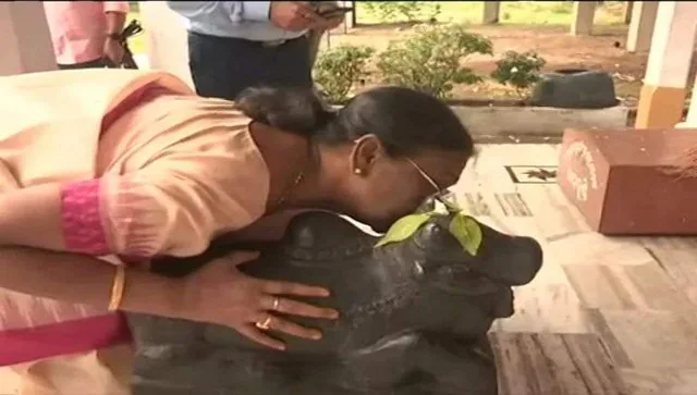 द्रौपदी मुर्मू ने की शिव मंदिर में झाडू: नंदी के कान में क्यों फुसफुसाया एनडीए अध्यक्ष पद, सोशल मीडिया ने कैसे दी प्रतिक्रिया