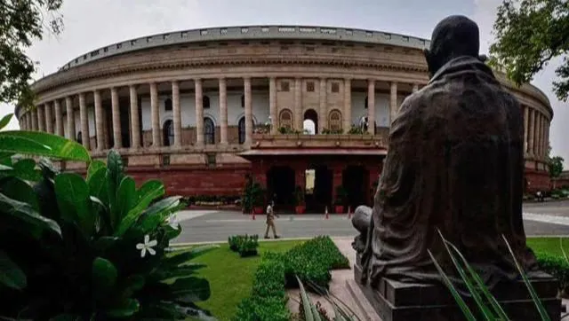 संसद कैसे विघटनकारी, अनियंत्रित सांसदों से निपटती है