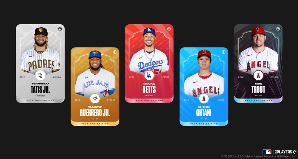 अलग-अलग रंगों में पांच बेसबॉल खिलाड़ी कार्ड अगल-बगल।