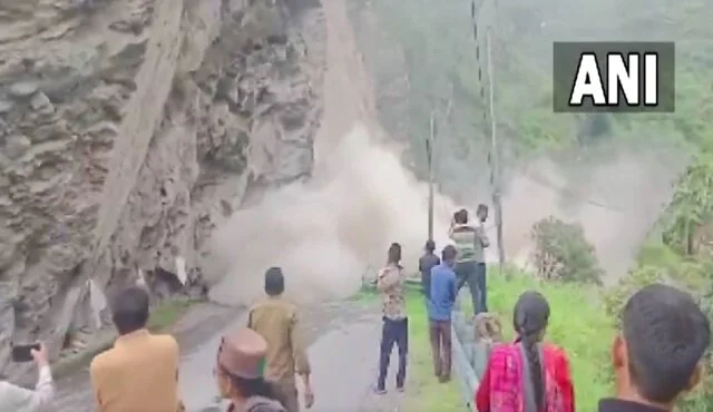 हिमाचल प्रदेश के किन्नौर जिले में भूस्खलन के बाद राष्ट्रीय राजमार्ग 5 अवरुद्ध