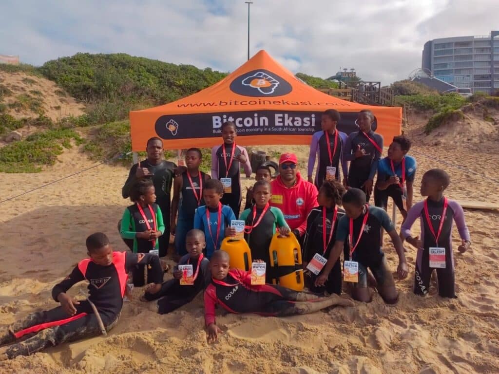 अफ्रीका में बच्चे Ekasi Bitcoin गढ़ परियोजना के साथ सर्फ करना सीखते हैं।