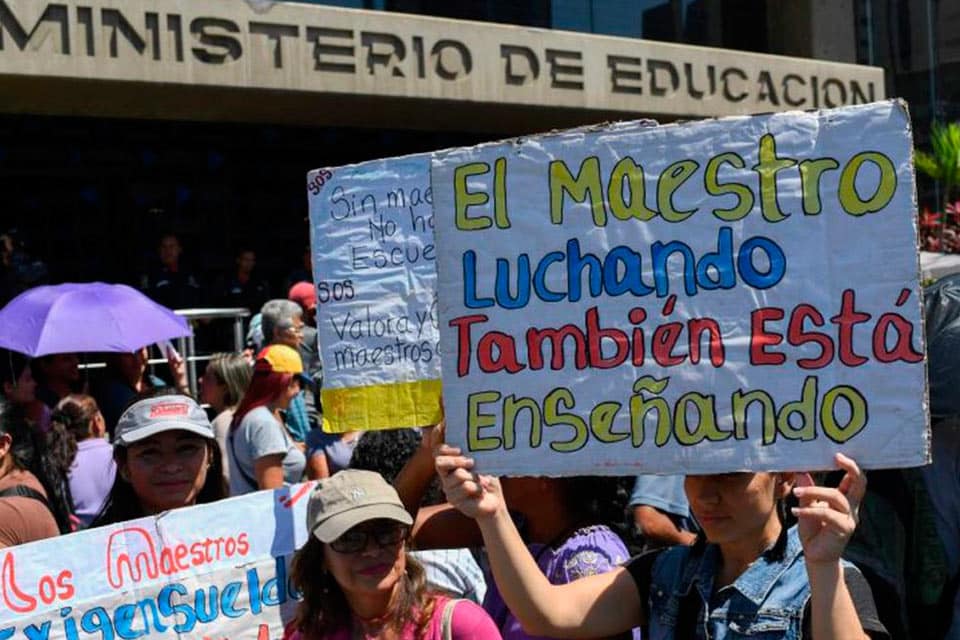 वेनेजुएला के शिक्षक विरोध प्रदर्शन कर रहे हैं।