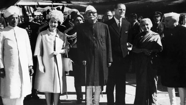 भारत से प्यार के साथ जब रानी ने वाराणसी में हाथी की सवारी की तो मोदी को महात्मा गांधी का उपहार दिखाया
