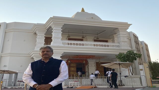 आनंद महिंद्रा ने दुबई में नव-उद्घाटन किए गए हिंदू मंदिर का दौरा करते हुए तस्वीर साझा की