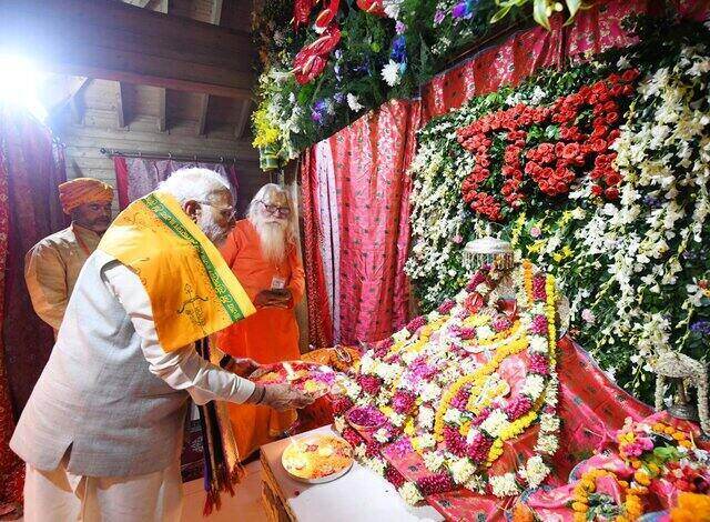 पीएम मोदी ने राम जन्मभूमि पर की पूजा-अर्चना, दीपोत्सव समारोह में होंगे शामिल