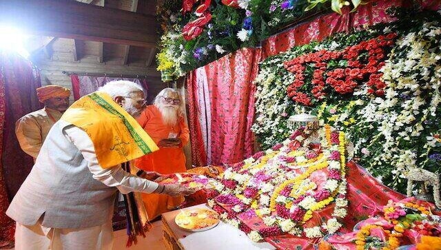 अयोध्या: पीएम मोदी ने राम जन्मभूमि पर की पूजा-अर्चना, दीपोत्सव समारोह में होंगे शामिल
