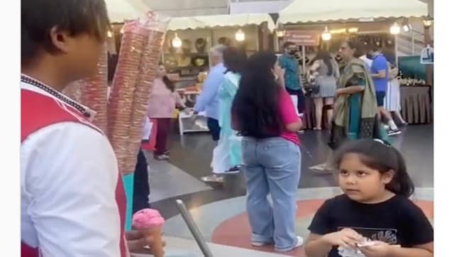 कोन के साथ तुर्की आइसक्रीम विक्रेता की चाल छोटी लड़की को गुस्सा दिलाती है