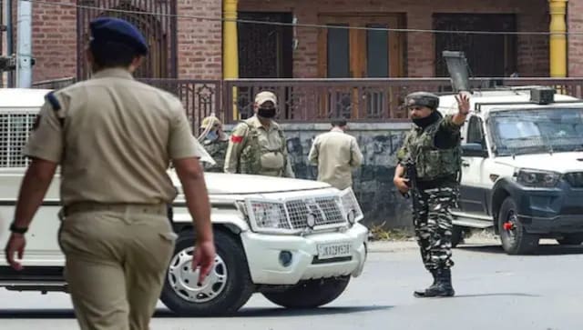 जम्मू-कश्मीर के पुलवामा में आतंकियों ने कश्मीरी पंडित की गोली मारकर हत्या कर दी
