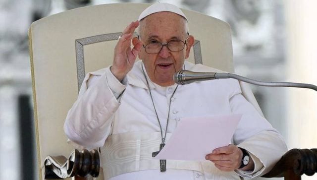 पोप फ्रांसिस ने जीवित बचे लोगों के लिए प्रार्थना की