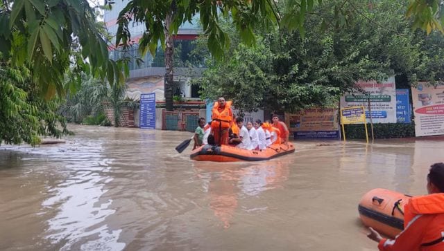 दिल्ली के मुख्यमंत्री ने राहत शिविरों में उचित सुविधाएं सुनिश्चित करने के लिए बाढ़ प्रभावित जिलों में मंत्रियों को तैनात किया है